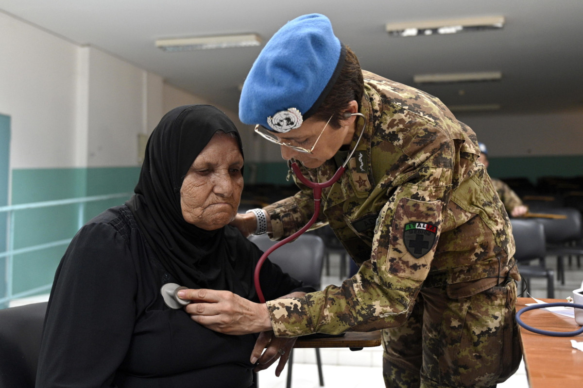 Un medico del contingente italiano dell’Unifil visita una donna a Tiro, nel Sud del Libano, 5 luglio 2024