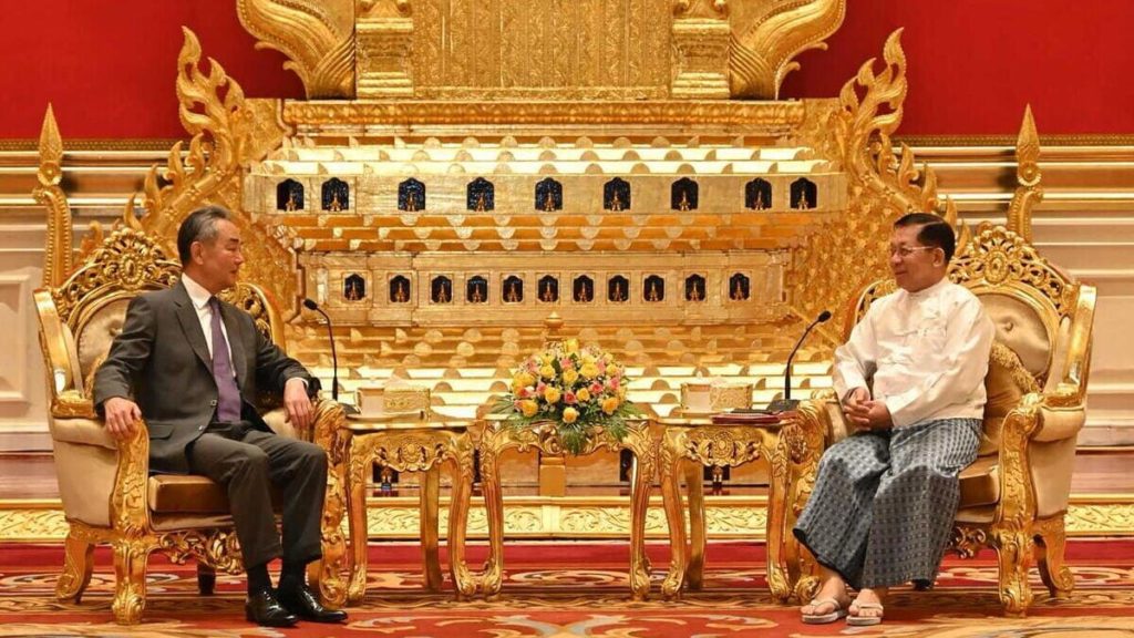 Il generale birmano Min Aung Hlaing (a destra) and col ministro degli Esteri cinese Wang Yi Naypyitaw, Myanmar, 14 agosto 2024 (Ansa)