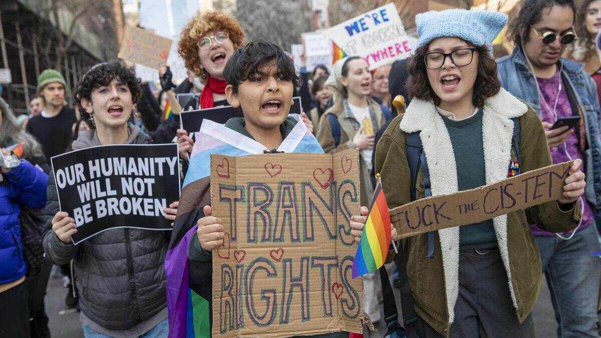 Ragazzi in marcia al Trans Visibility Day di New York (foto Ansa)