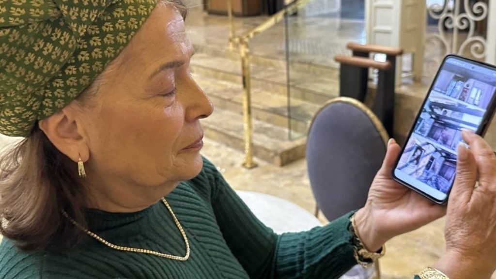 Aliza mostra le immagini sul suo cellulare (foto G. Giojelli)