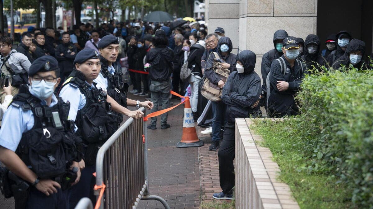 La polizia di Hong Kong circonda il tribunale dove sono stati condannati 45 esponenti del movimento democratico