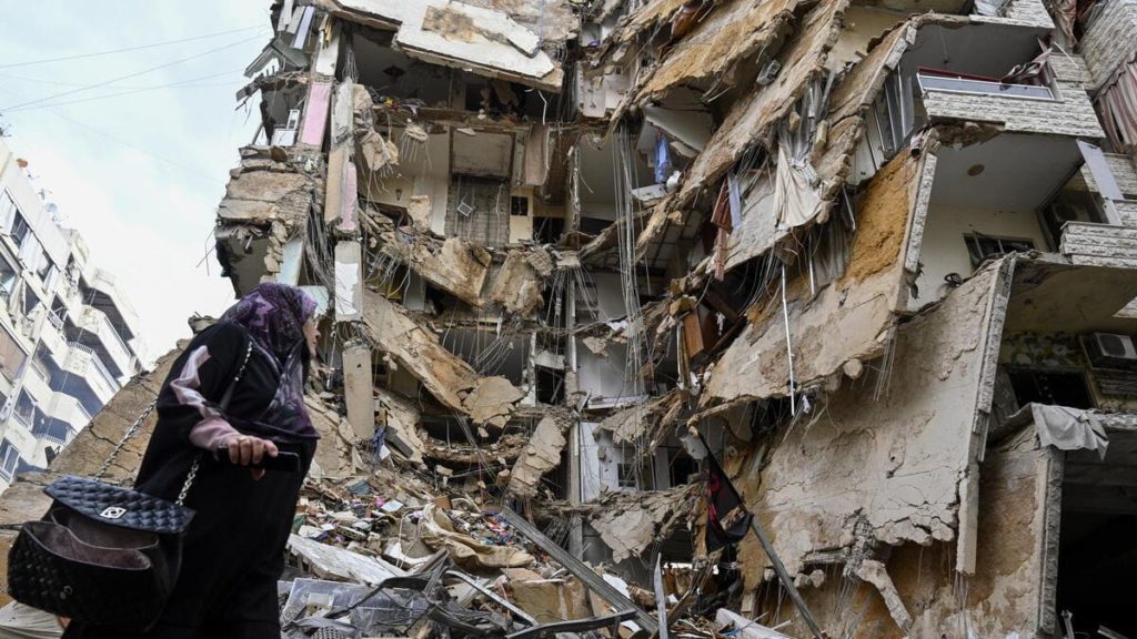 Un edificio distrutto dai bombardamenti israeliani nell'area di Tayouneh, a sud di Beirut