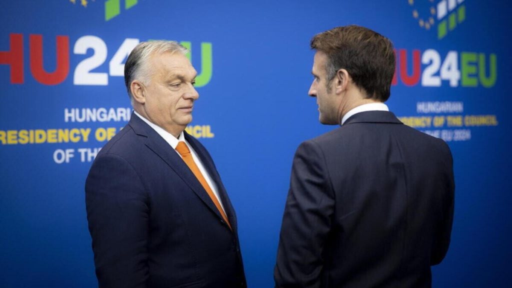 Il presidente della Francia, Emmanuel Macron, incontra il premier ungherese Viktor Orban a Budapest al vertice del Consiglio europeo