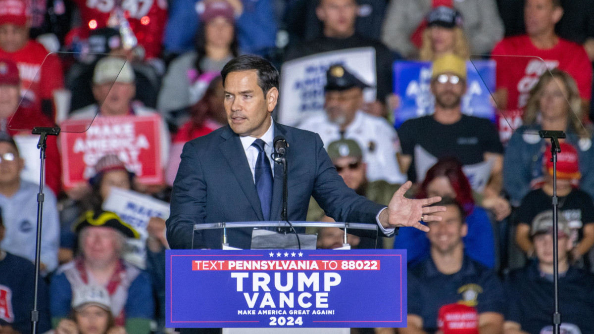 Il senatore della Florida Marco Rubio, candidato alla nomina di segretario di Stato nella prossima amministrazione Trump, durante un comizio elettorale a sostegno del tycoon ad Allentown, Pennsylvania, 29 ottobre 2024 (foto Ansa)