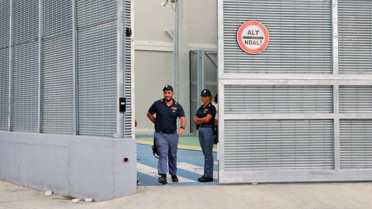 Il centro di prima accoglienza per migranti allestito a Shengyin in Albania