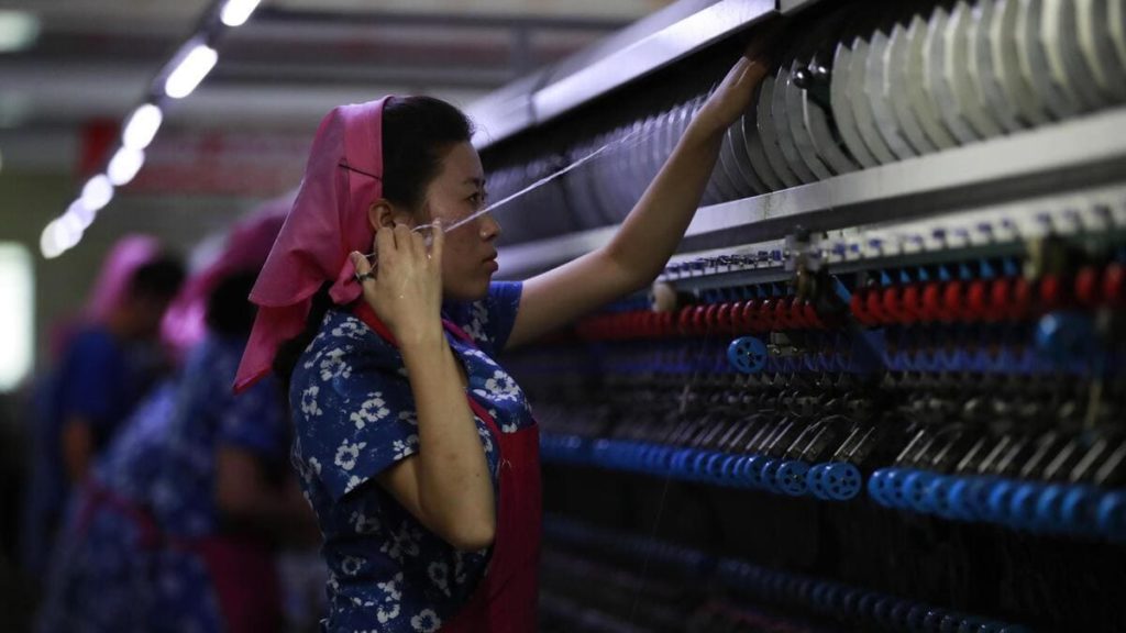 Una donna lavora in una fabbrica in Nord Corea
