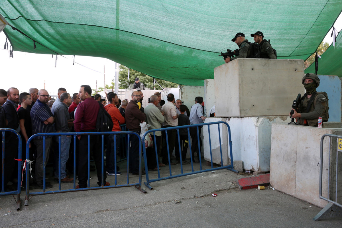 Palestinesi in coda al checkpoint israeliano di Betlemme, Cisgiordania, 29 aprile 2022 (foto Ansa)