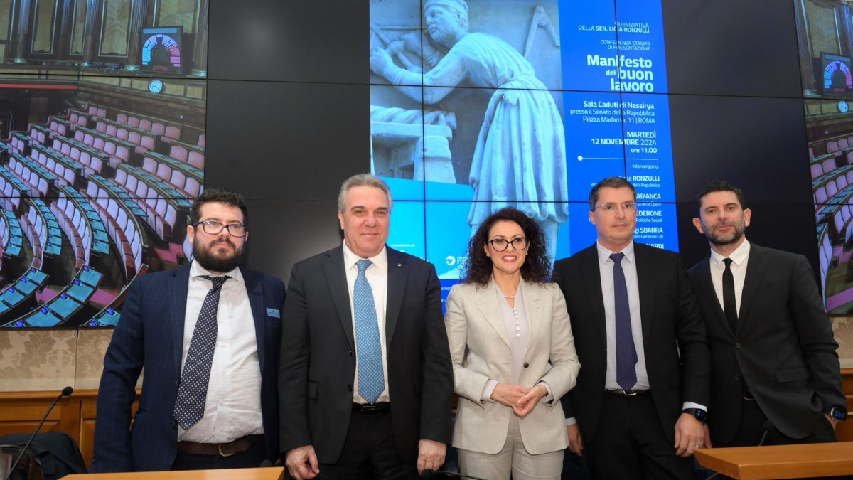 I relatori intervenuti alla presentazione del “Manifesto del Buon Lavoro” martedì 12 novembre 2024 a Palazzo Madama. Da sinistra, Francesco Seghezzi, presidente Adapt, Luigi Sbarra, segretario generale Cisl, Maria Teresa Bellucci, viceministro del Lavoro, Andrea Dellabianca, presidente Cdo, Marco Bernardi, presidente Illumia