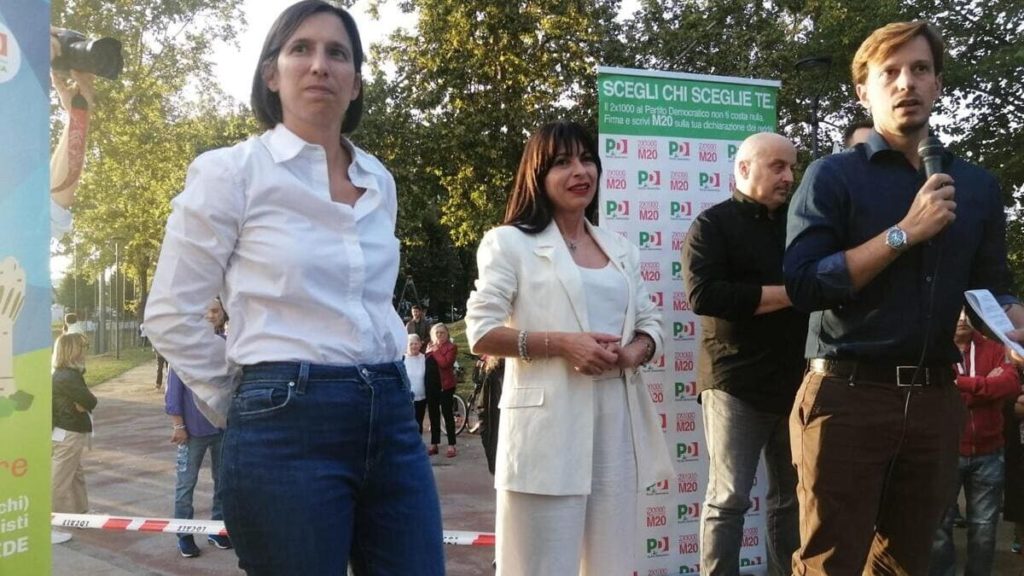 Elly Schlein alla festa dell'Unità a Umbertide (Perugia) con la candidata presidente della Regione del centrosinistra e civici Stefania Proietti, 14 settembre (Ansa)