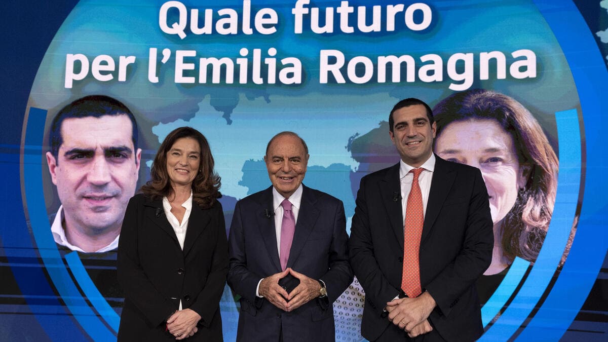 I principali candidati alla presidenza della regione Emilia-Romagna, Elena Ugolini e Michele De Pascale, con Bruno Vespa negli studi di Porta a porta, Roma, 6 novembre 2024 (foto Ansa)