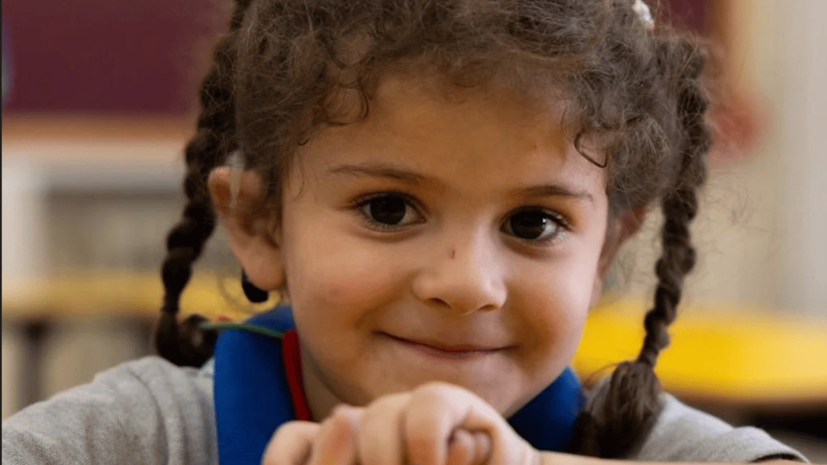 Studentessa di una delle sei scuole sostenute da Avsi in Cisgiordania, affiliate alla Custodia di Terra Santa a Gerusalemme Est, Betlemme e Gerico (foto Avsi)