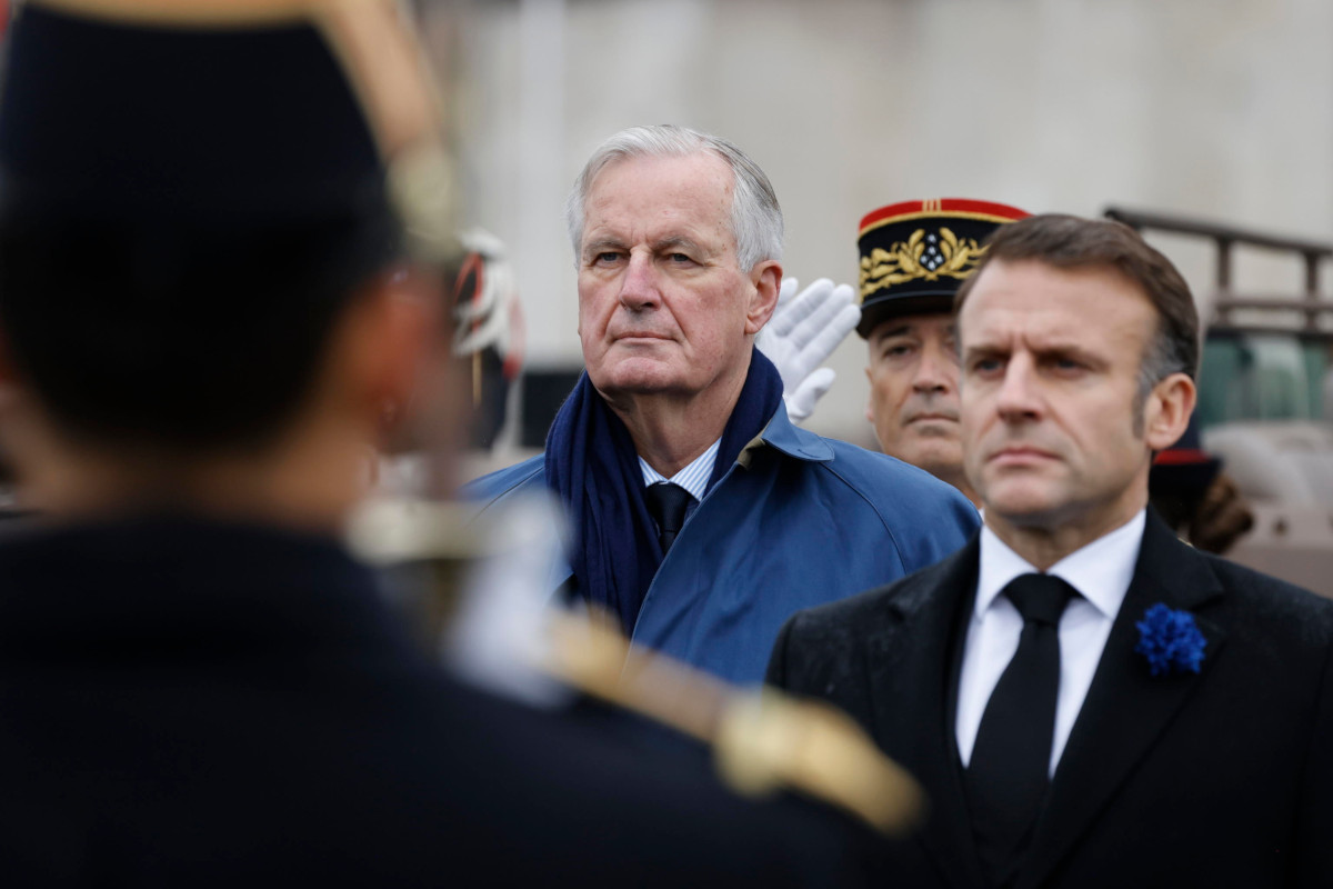 Il primo ministro di Francia Michel Barnier con il presidente Emmanuel Macron durante una cerimonia a Parigi