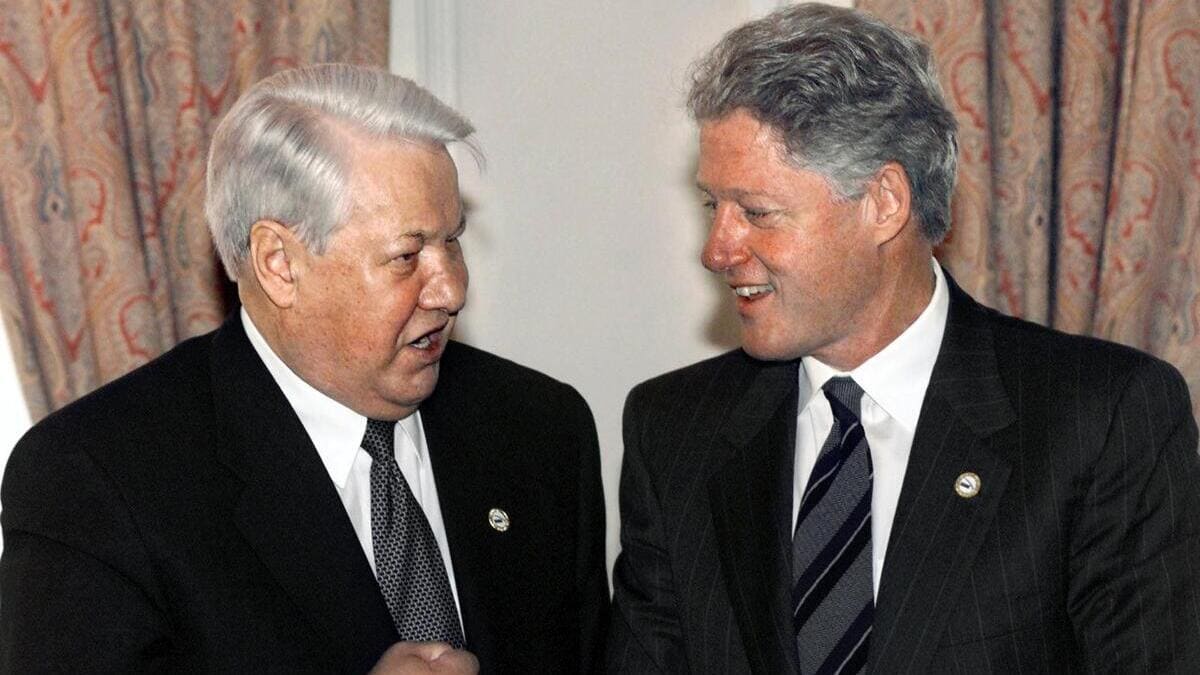 Il presidente russo Boris Eltsin con quello statunitense Bill Clinton, Istanbul, Turchia, novembre 1999 (foto Ansa)