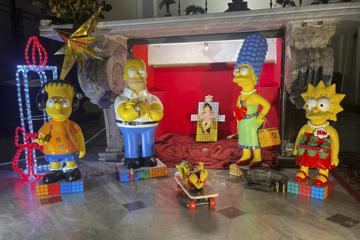 Il “presepe” allestito nella chiesa dei Santi Pietro e Paolo a Capocastello, Mercogliano (Avellino), con personaggi dei Simpson al posto della Sacra Famiglia e Hitler in croce sullo sfondo, 12 dicembre 2024 (foto Ansa)