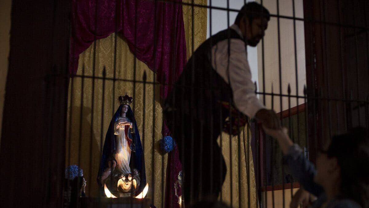 Un sacerdote distribuisce dolci in Nicaragua durante la festa delll'Immacolata Concezione, la Purísima