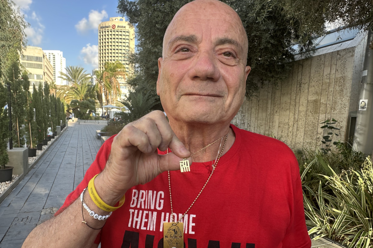 Norberto Louis Har, 71 anni, mostra il ciondolo con la parola “speranza” in ebraico. Preso in ostaggio dai terroristi di Hamas il 7 ottobre 2023, è stato liberato il 12 febbraio scorso (foto Giancarlo Giojelli)