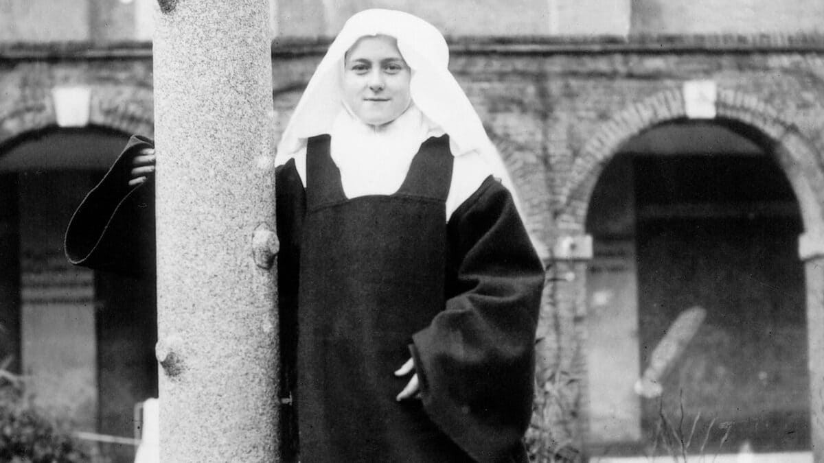 Teresa di Lisieux, proclamata santa, dottore della chiesa e patrona delle missioni pur non avendo mai lasciato la Francia