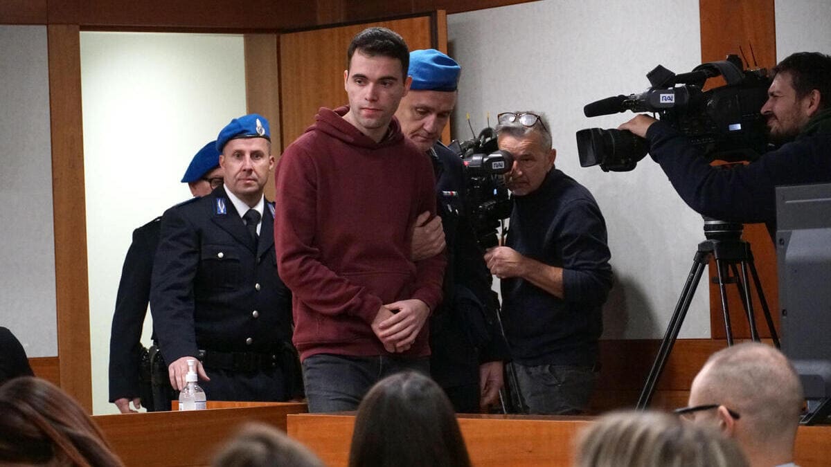 Filippo Turetta entra nell'aula della Corte di Assise di Venezia 25 novembre 2024 (foto Ansa)