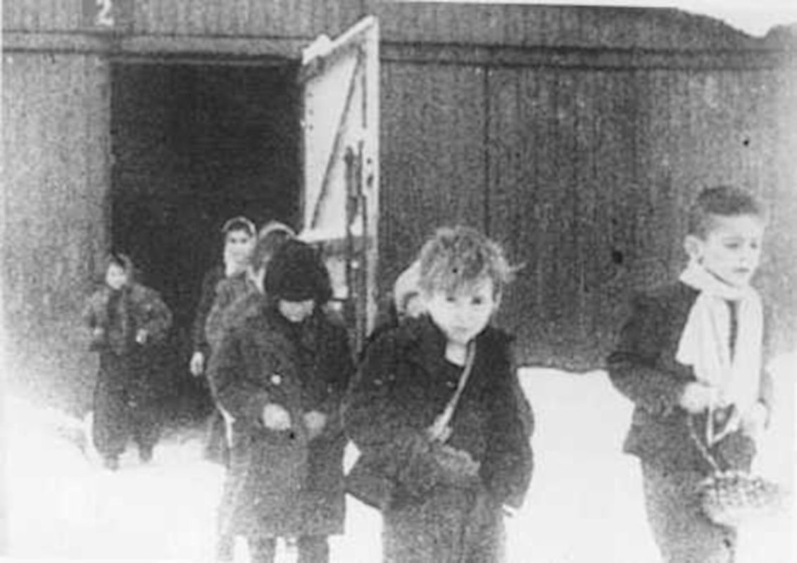 Bambini sopravvissuti all’Olocausto escono dal campo di concentramento di Auschwitz dopo la liberazione, gennaio 1945 (foto da Us Holocaust Memorial Museum)