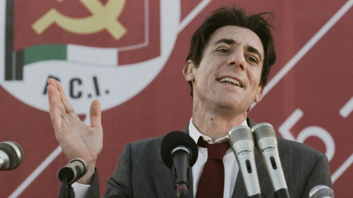 Elio Germano nei panni di Enrico Berlinguer nel film di Andrea Segre “Berlinguer - La grande ambizione”