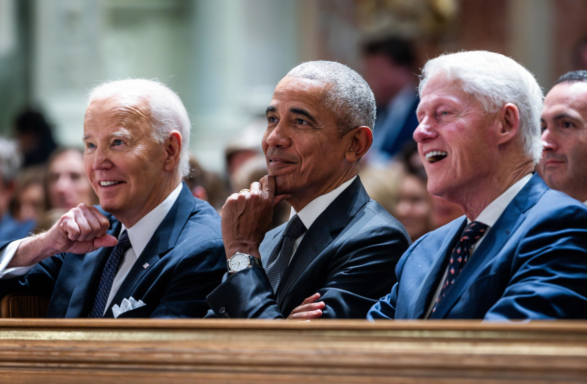 Il presidente degli Stati Uniti Joe Biden e i suoi predecessori Barack Obama e Bill Clinton nell’ottobre scorso (foto Ansa)
