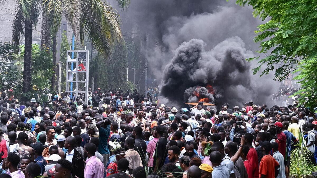 Disordini a Kinshasa, Repubblica Democratica del Congo, dopo la presa di Goma da parte dei ribelli dell’M23 sostenuti dal Ruanda (foto Ansa)