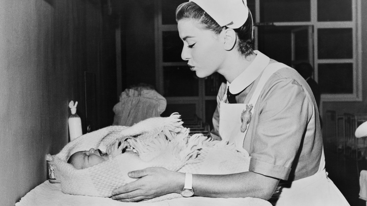 Infermiera ostetrica si prende cura di un neonato