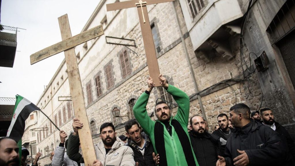 I cristiani protestano in Siria dopo che un albero di Natale è stato bruciato dai jihadisti di Al-Jolani