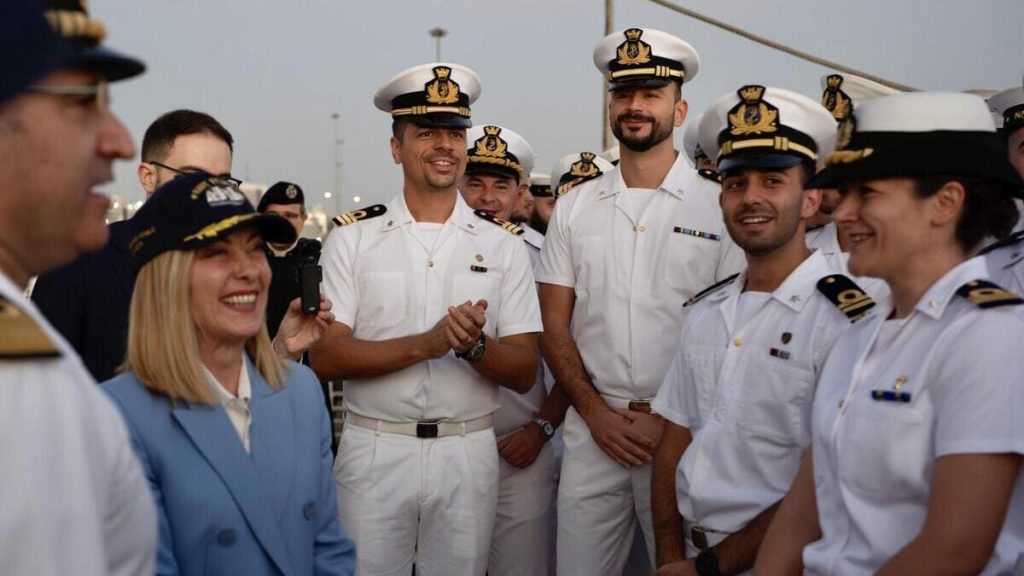 Giorgia Meloni dialoga con alcuni membri dell'equipaggio della nave, 25 gennaio 2025 (foto Ansa)