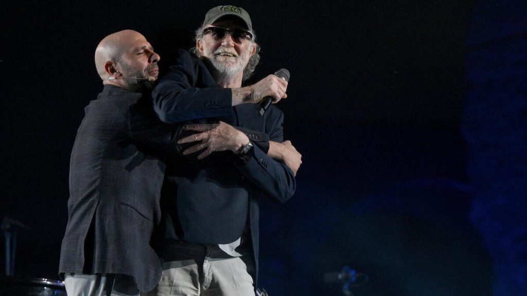 Francesco De Gregori e Checco Zalone. Il duo ha debuttato il 5 giugno scorso alle Terme di Caracalla a Roma (foto Ansa)