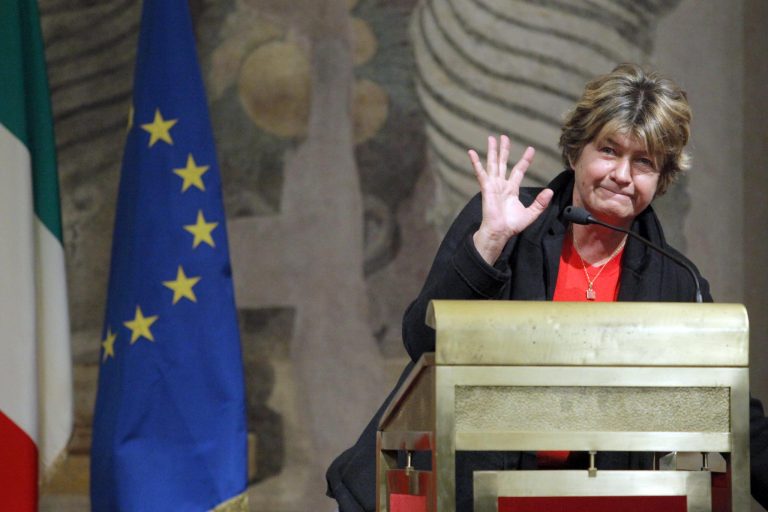 Monti cala la mannaia sulle pensioni, Camusso risponde con la smorfia napoletana